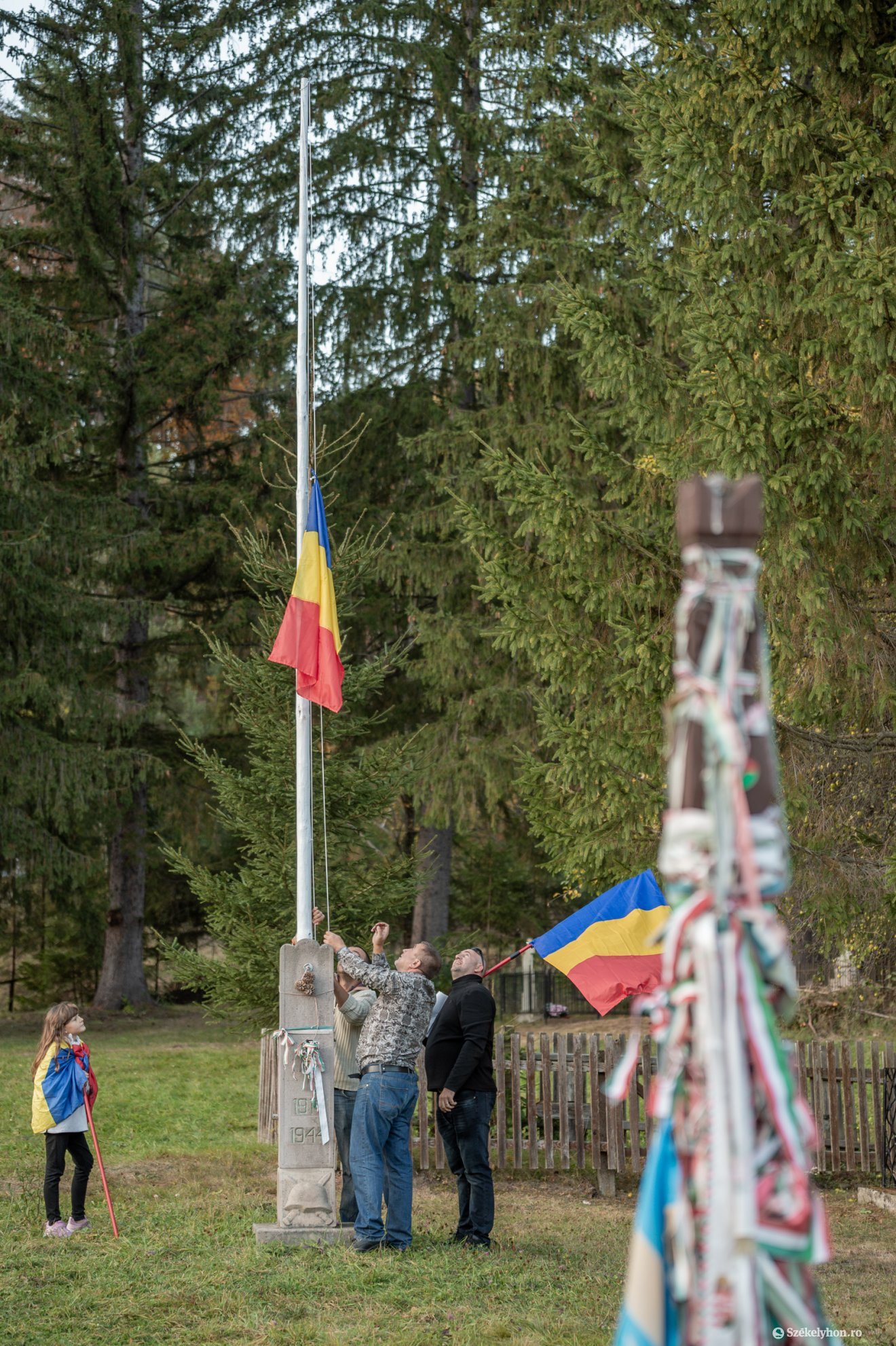 A román zászlót is leveszik az úzvölgyi katonatemetőben