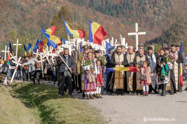 Százötven kereszttel vonultak a románok az úzvölgyi katonatemetőbe