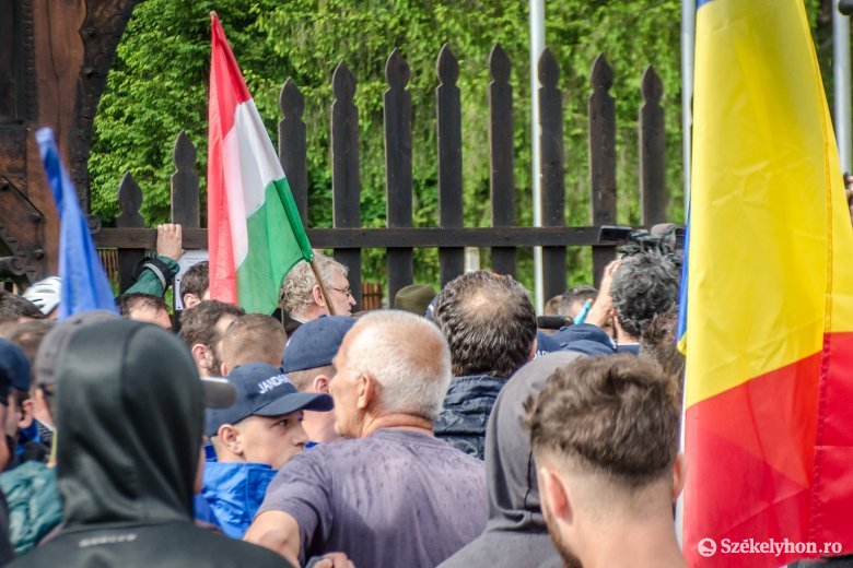 Nem uszítás a „Kifelé a magyarokkal az országból!” rigmus?! – Kivizsgálást kér egy román jogvédő szervezet