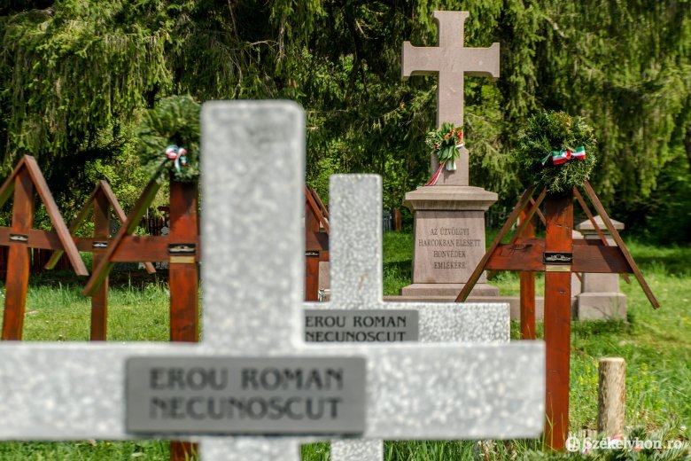 A román avatóünnepség helyett magyar nemzeti jelképeket helyeztek ki pénteken az úzvölgyi sírkertben