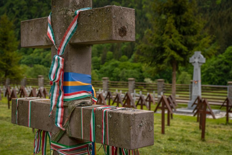 Az úzvölgyi temetőre vonatkozó iratok kiadására kötelezték Bákó megye prefektusát