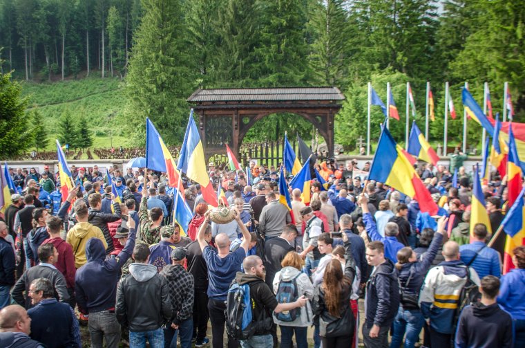 Fáklyás felvonulás az úzvölgyi katonatemetőnél a román hadsereg napján