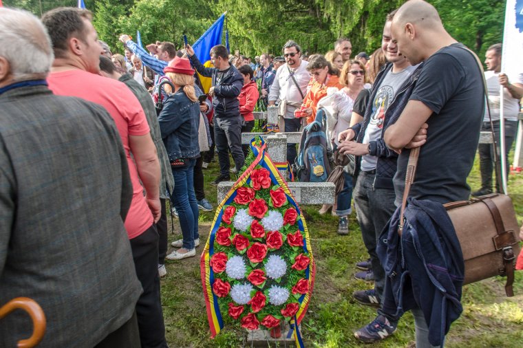 Koszorúzás az úzvölgyi temetőben: piros-fehér-zöld a román trikolórtengerben