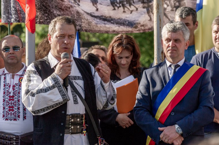 Tîrnoveanu szerint buldózerek fenyegetik a románok keresztjeit az úzvölgyi temetőben