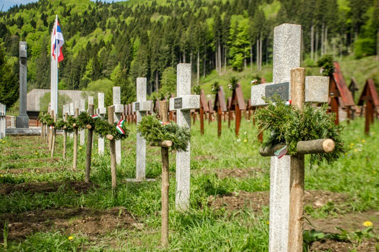 Közös imára hívnak – megemlékező rendezvény az úzvölgyi katonai temetőben