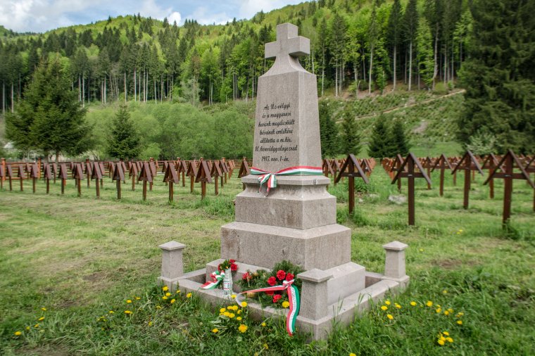 Vitatott megyehatár, kétségbe vont történelem – bár Csíkszentmárton része, a románok temetőstül maguknak követelik Úzvölgyét