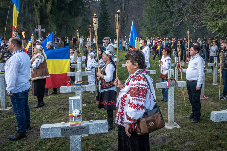 „Dicsőséges” júniusi temetőfoglalásukra emlékeztek a románok Úzvölgyében