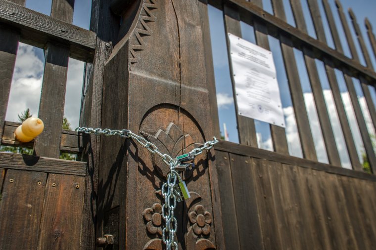 Lakat a lakatra: a bírósághoz forduló prefektus megakadályozná az úzvölgyi katonatemető bezárását
