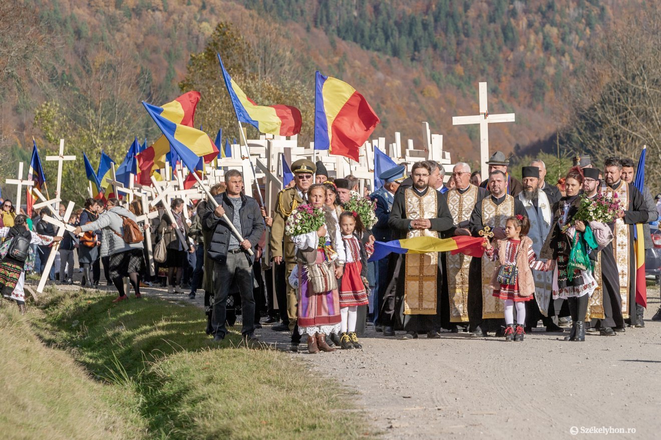 Százötven kereszttel vonultak a románok az úzvölgyi katonatemetőbe