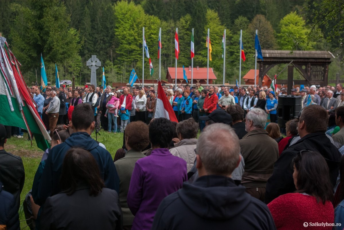 Ne bántsd a magyart! – több ezren imádkoztak és tiltakoztak a román temetőfoglalás ellen az úzvölgyi sírkertben