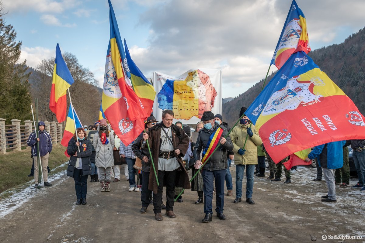 Az úzvölgyi katonatemetőben ünnepelte december elsejét A Nép Útja egyesület
