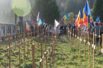 A budapesti román nagykövettel egyeztetett az úzvölgyi katonatemető ügyében a magyar külügyi tárca államtitkára