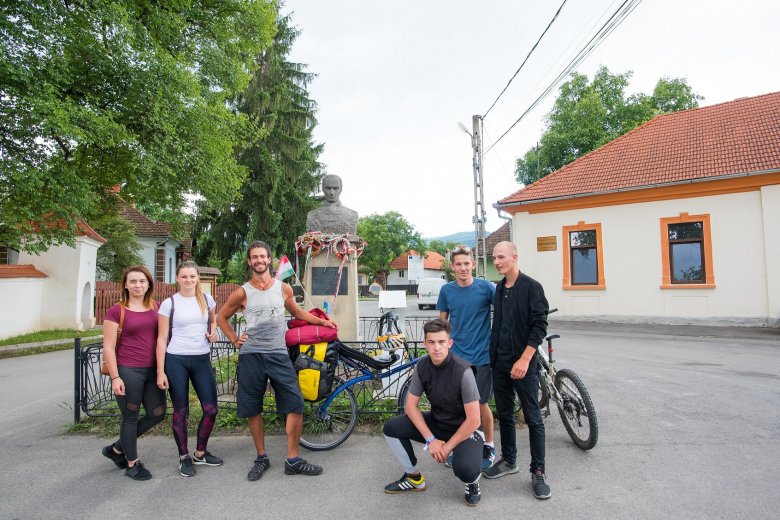 Biciklivel Kőrösi Csoma Sándor nyomában – Zichó Viktor kalandos útja az indiai Dardzsilingbe