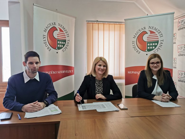 EMNT Demokrácia-központok: őszig kérjék a magyar állampolgárságot, akik szavazni akarnak 2022-ben!