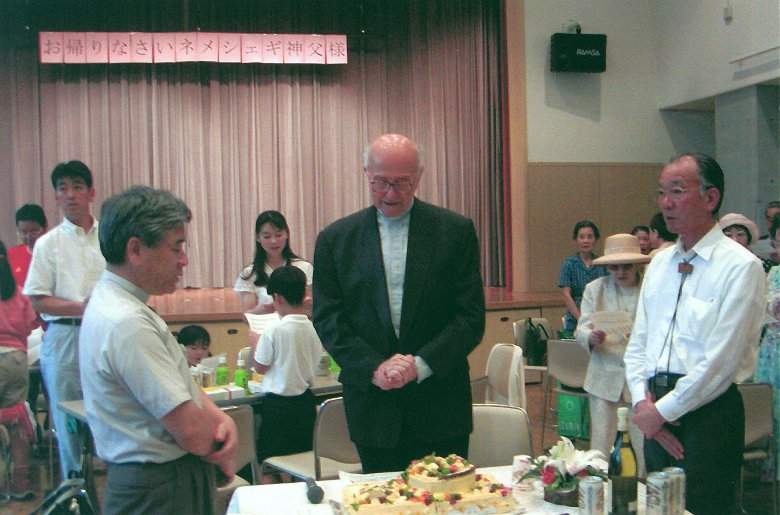 Keresztség révén háromszáz gyereke van – Nemeshegyi Péter jezsuita atya 37 évig szolgált Japánban