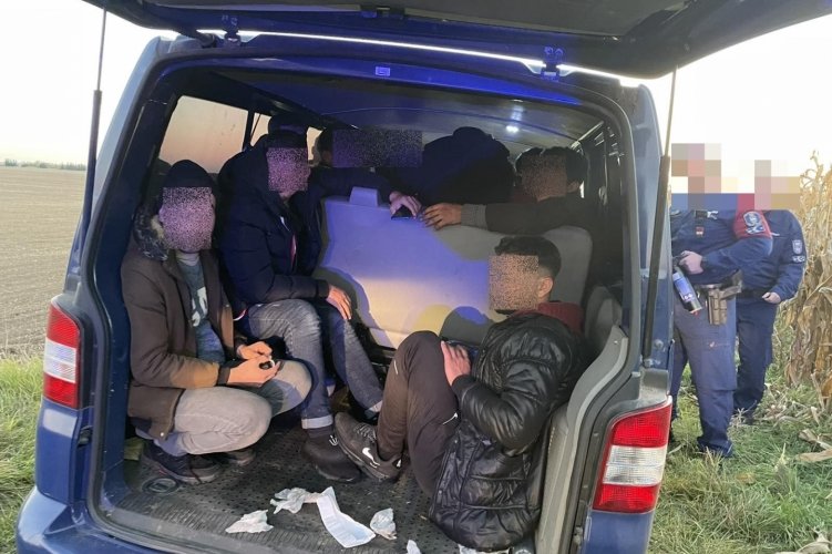 Egy román embercsempész menet közben ugrott ki Szeged környékén a kocsijából, de a rendőrök elfogták (videó)