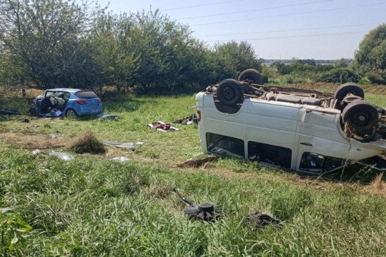 Román embercsempész 18 migránst szállító furgonjával felborult az osztrák határ közelében, mindenki túlélte a balesetet