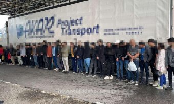 Közel száz migránst és három embercsempészt vettek őrizetbe Nagylaknál