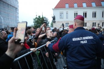 Rendőrökre támadtak Budapesten az ellenzéki tüntetők