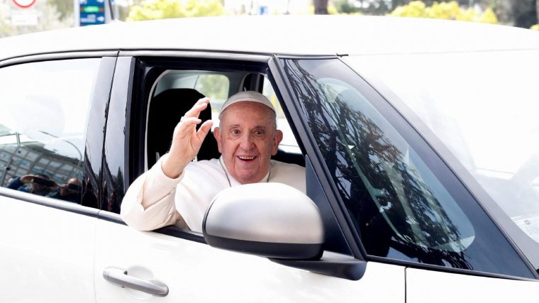 A kórházból történő hazatérése előtt gyereket keresztelt Ferenc pápa