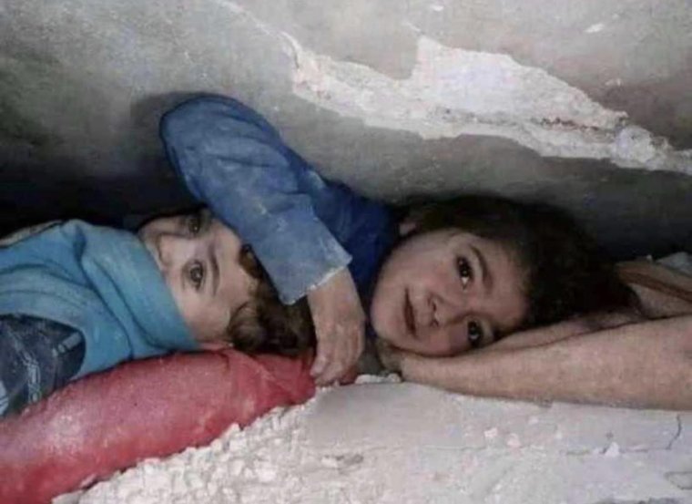 A kisöccsét a romok alatt testével oltalmazó hétéves szír kislány családja is megmenekült
