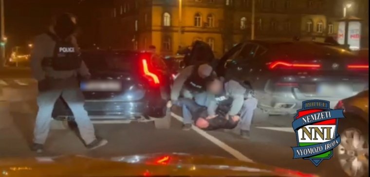 Budapesti járókelőkre támadó külföldieket tartóztatott le a rendőrség