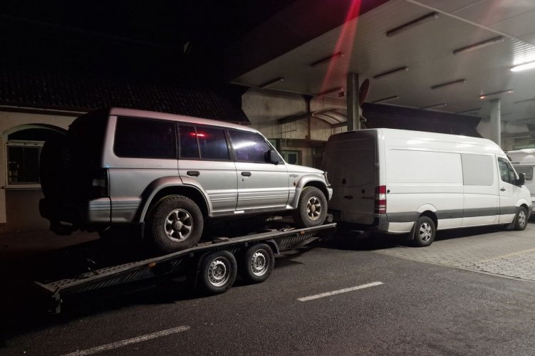 Túlsúlyos romániai jármű sofőrjére róttak tetemes bírságot a magyar határőrök