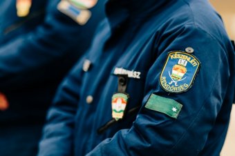 Fejbe rúgott egy román férfi egy rendőrt Sopronban, őrizetbe vették