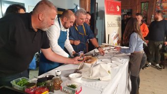 A medve és a nyuszi találkozása a tányéron – sikeres erdélyi gasztrofesztivál a Gyimesi Skanzenben