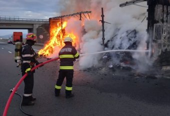 Kiégett egy textilanyaggal megrakott teherautó pótkocsija az A10-es autópályán