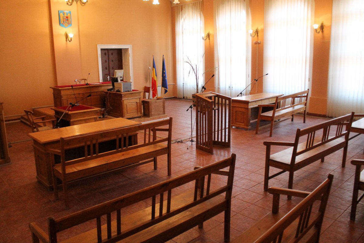 Szabadlábon védekezhetnek a Maros megyei „diplomagyár” ügyében gyanúsított személyek
