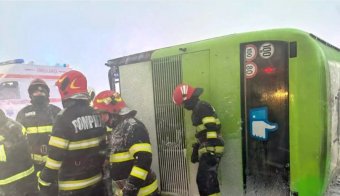 Autóbusz sodródott le az útról Moldvában, tizenöten megsérültek