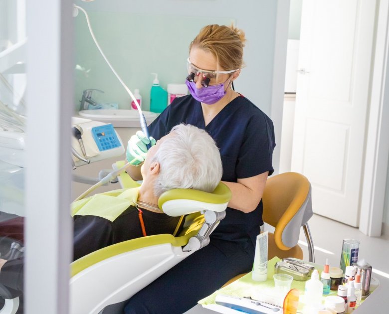 A száj az emberi egészség állapotáról árulkodik – beszélgetés Simori Noémi kolozsvári fogorvossal