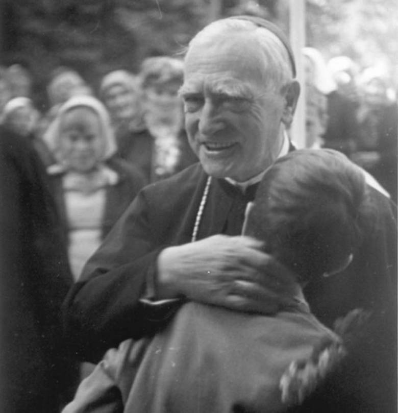Márton Áron püspök, népének szolgája