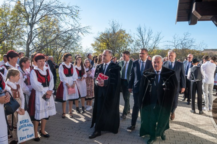 Eredeti helyén, eredeti formában – magyar állami támogatással újjáépített templomot avattak Csekelakán