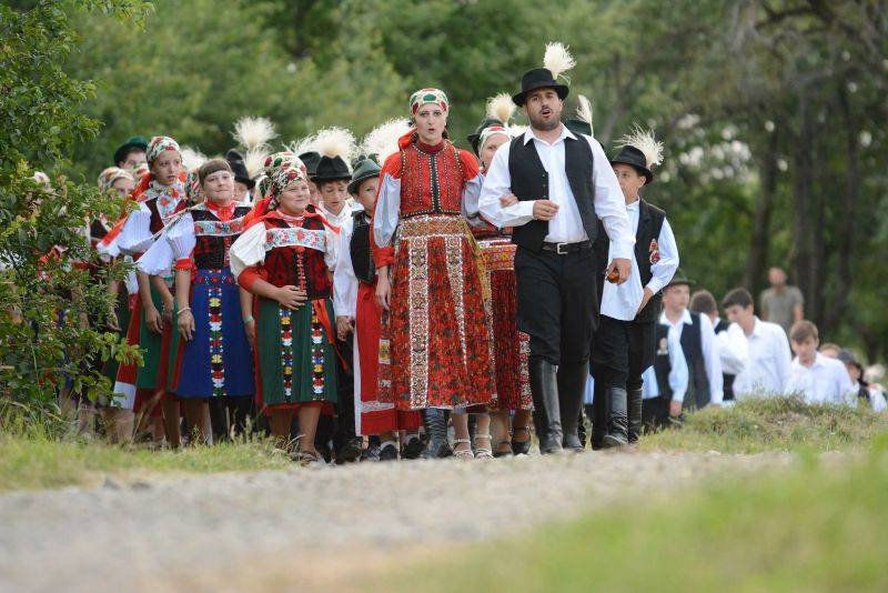 Kalotaszegi közösségépítés: tíz település mutatja be népviseletét