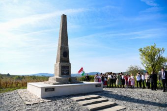 Meghajolni a legnagyobb magyar emléke előtt: felújították a kőszegremetei Széchenyi-obeliszket