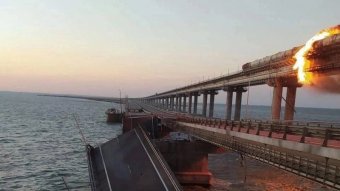 Biztonsági incidens a Krími hídon – Biden hivatalosan is engedélyezte az ukrán pilóták kiképzését az F-16-osokra