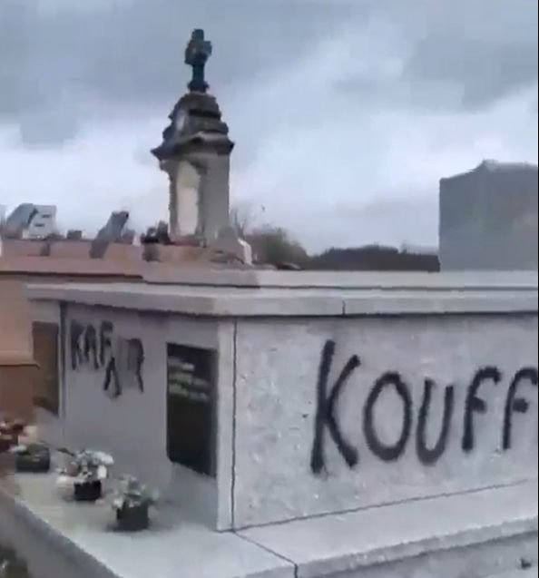 Tomboló keresztényellenesség: napi rendszerességgel templomokat és sírokat gyaláznak meg az iszlamisták Franciaországban
