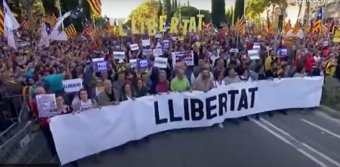 Több tízezren tüntettek Barcelonában a katalán függetlenségi vezetők amnesztiája ellen