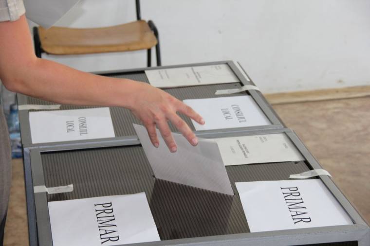 Felmérés: az önkormányzatokon külön indulva több szavazatot kapna a PSD és a PNL, mint a közös EP-lista