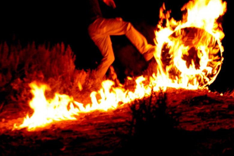 Elferdült hagyomány: veszélyes a halottak napi tűzgurigázás