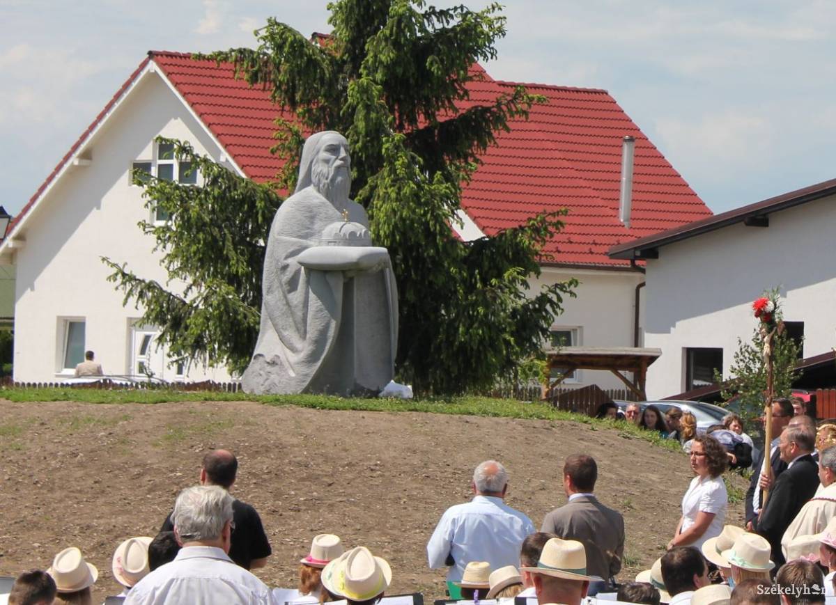 Köztéri szobor őrzi Szent István emlékét Gyergyószentmiklóson