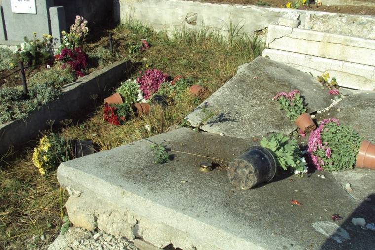 Ismeretlen tettesek tizennyolc sírt gyaláztak meg a zilahi református temetőben