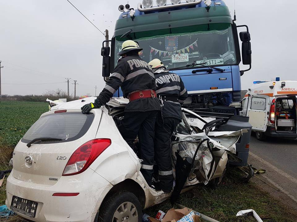 Kamionnal ütközött a személyautó – hárman meghaltak
