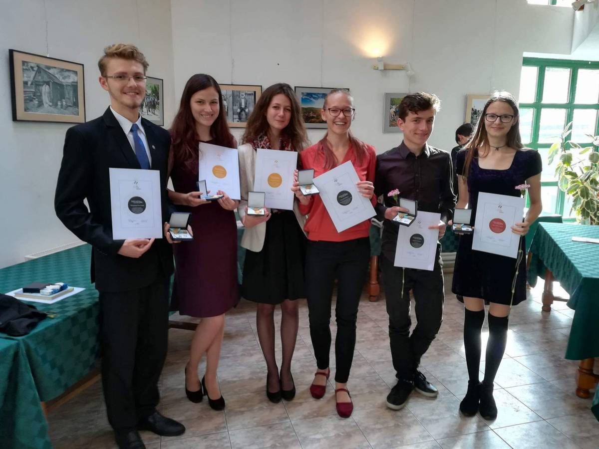 Ezüstgyopár- és Mákvirág-díjat kaptak a Salamon Ernő Gimnázium diákjai és tanára