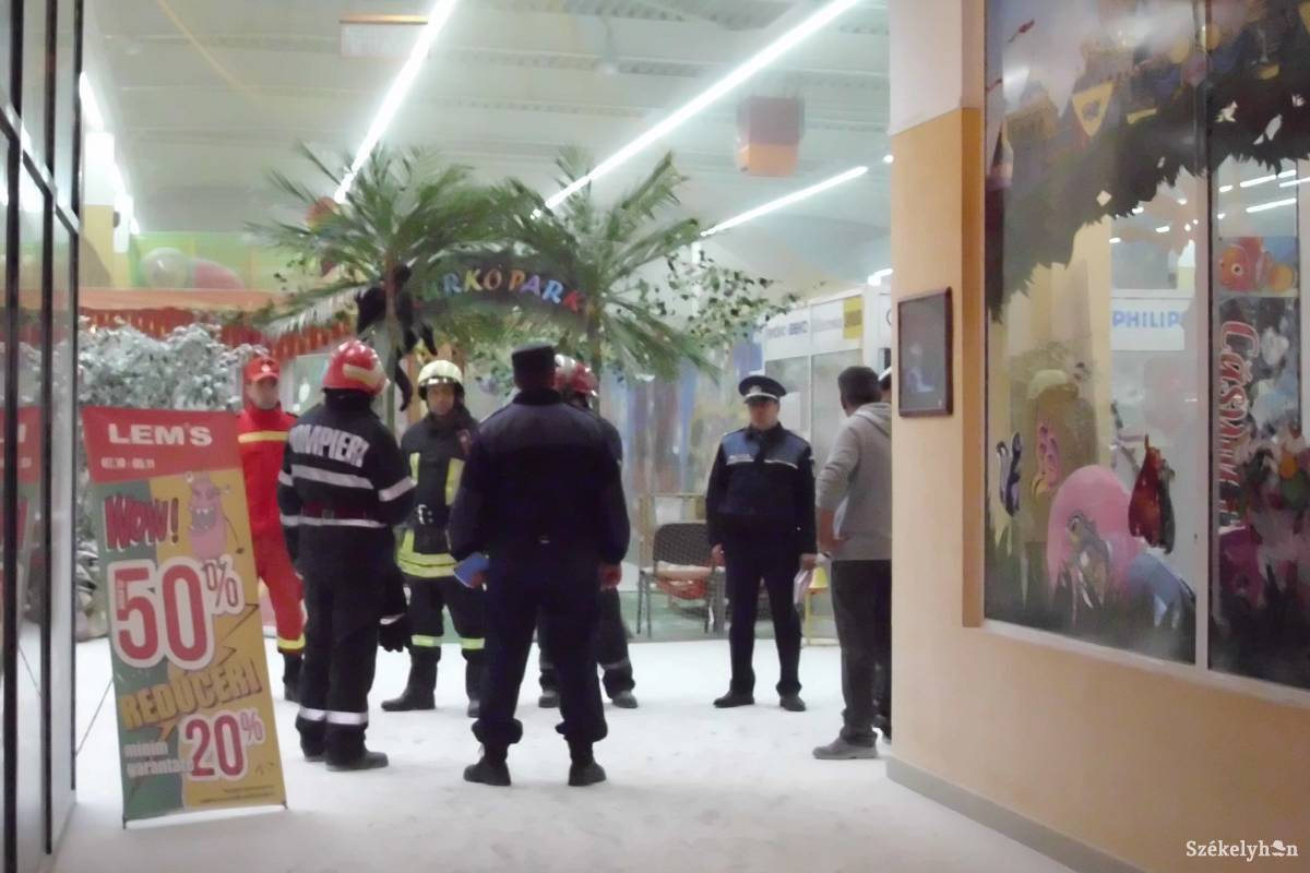 Felrobbant egy gyergyószentmiklósi bevásárlóközpont tűzvédelmi rendszere
