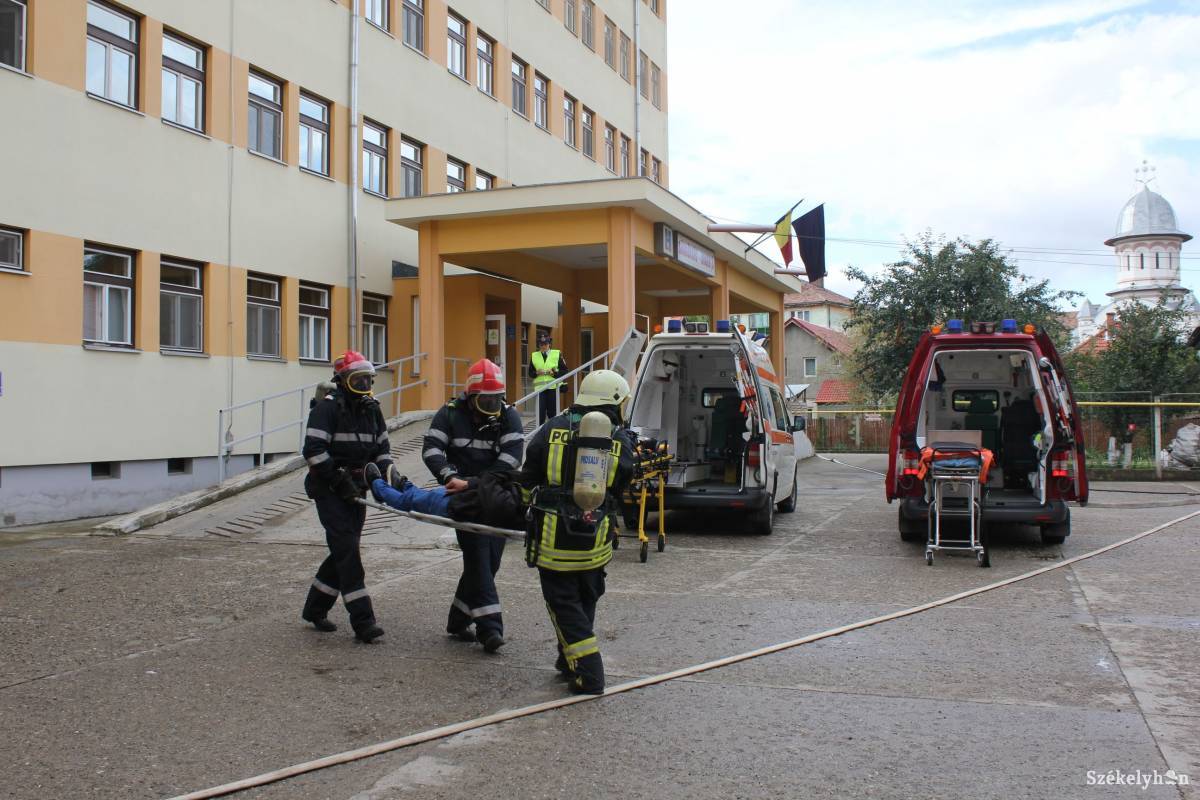 Katasztrófavédelmi gyakorlatsor földrengéssel, kórházi tűzzel