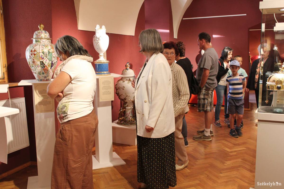A Tarisznyás Márton Múzeumban jól mutattak a herendi porcelánok