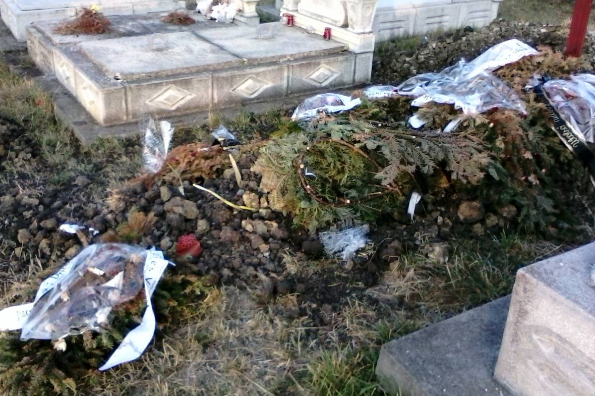 Koszorúkat dúlt szét egy medve az ikafalvi temetőben